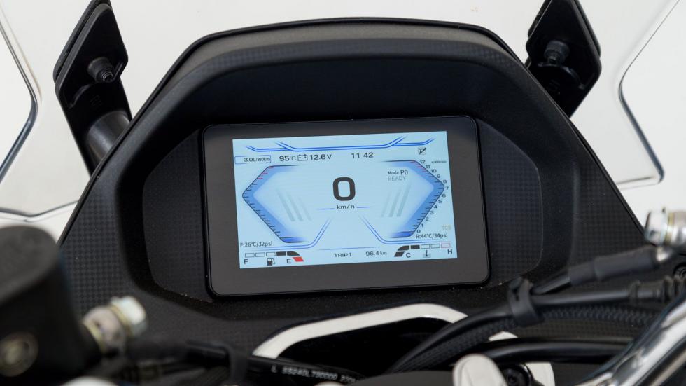 Την εικόνα ολοκληρώνει η TFT οθόνη με αυτόματη προσαρμογή μέρας/νύχτας και πλήρεις ενδείξεις, μεταξύ των οποίων πίεση και θερμοκρασία ελαστικών. Υπάρχει συνδεσιμότητα Bluetooth για κλήσεις και πρόσβασ